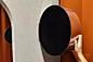 B&O 发布新音响 Beosound Edge : IFA 2018 期间，B&O 带来的是一款家用无线音响产品 Beosound Edge 。据介绍，这款音响是与全球知名设计师 Michael Anastassiades 合作打造的，其机身框架为铝合金材质，外部搭配哑光黑织物罩，整体为圆柱设计，具备两种放置方式。 官方称，可以把它放置在地板上，作为精美的家居装饰品，也可以把它安装在墙壁上，作为真正的反重力产品。Beos...