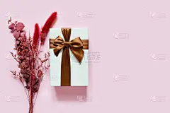母亲节快乐,生日快乐,结婚作曲快乐.空白贺卡,邀请函和信封模型.用干燥的花朵、枝条和礼物做成的最小的