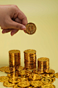 手拿金币金融保险物品摄影图