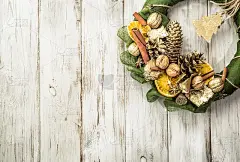 装饰圣诞花环挂在木门上，风格寒酸别致