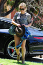 当地时间5月13日，希拉里·达芙 (Hilary Duff) 西好莱坞出街。