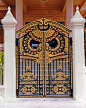 泰国某处的金漆铁门。像不像只猫头鹰啊？