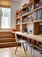 下沉式书房设计，实木书桌。