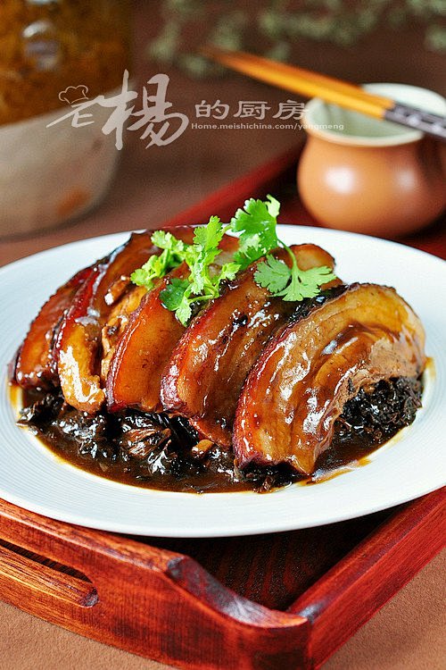 【梅菜扣肉】
1，老抽一汤匙和两茶匙蜂蜜...