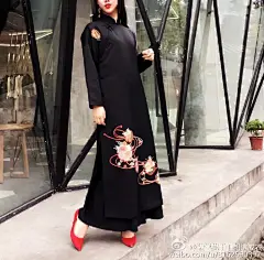 还是沿用我曾经写下来的话，手工刺绣成衣之美的应用：色彩加减，轮廓协调。
感谢每一个来我微博浏览的朋友，无论是想拥有这些衣物，还是和我交流服饰心得，都愿闻其详。
我们在钢筋水泥的都市中行走，每天看到一线大牌海报上，高贵冷艳的欧美模特们凹出一个又一个造型，我们懂得性冷淡风，玩转黑白灰， ​​​​...展开全文c