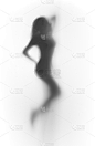 美丽的女舞者在窗帘后剪影