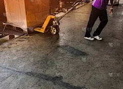 工人驾驶叉车在装卸码头用木托盘装载货物，从集装箱卡车到仓库货物储存在货运物流，运输工业，交付