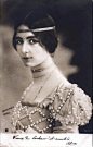 法國古董明信片系列：Cleo de Merode（1875-1966），法國芭蕾舞女明星，擁有“驚為天人”的美貌，她的美麗面龐曾是20世紀初巴黎“美好年代”的象徵。 ​在一個毫無ps的年代，這才是純天然綠色美女啊…早安 ​​​​