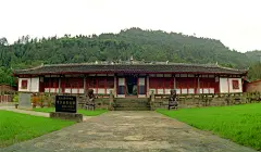 木门寺：位于安岳县城以北20公里的八庙乡石鼓片区的清凉山麓，始建于明代永乐年间。构建十分奇特，独具匠心，它为亭内修塔，亭外建殿的一种罕见的古建筑群。因其亭仅两扇大门用木料制作，其它部位均为石料仿木建造，故名木门寺。1956年，四川省人民政府公布木门寺为省级文物保护单位。