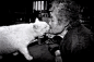 《Missao and Fukumaru》
作品拍摄对象是美代子85岁的祖母Missao和她的猫Fukumaru，美代子在作品说明中写道：祖母对她的猫说，“我们永不分开”。他们一起生活在一个小小的世界里，互相尊重，给予对方平等的爱。直到今天，在蓝色天空下，Missao和Fukumaru一起在田间劳动，散发出犹如夜空星星般的光芒。
Miyoko Ihara（伊原美代子），日本女摄影师，出生于1981年，官方网站：http://whitemanekicat.p1.bindsite.jp