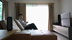 男人用声音指挥家用电器和设备
