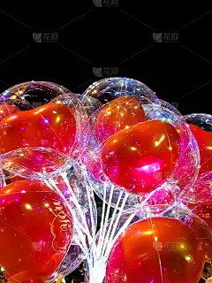 红色的气球在透明的气球里面。圣诞装饰品。