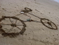 沙滩上的自行车，带我领略海边的风景