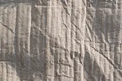 浅色褪色的米色纸板在阳光下的纹理和阴影，抽象的复古背景