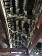 一千零三岁的宁波保国寺 
江南宋元方三间殿以进深八架椽为主要特征，保国寺在四椽栿前后乳栿的经典八架椽屋基础上，把前金柱往后推了一架深，扩大了礼佛空间，并在前槽布置藻井和平棊、平闇，使大殿成为半殿阁化的空间，在江南方三间殿中独一无二，可藉此推想江南高等级厅堂做法，极为珍贵