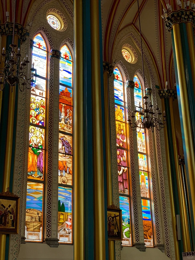⛪️ 五光十色
