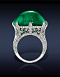 Anillo de cóctel de esmeralda, Con: Un impresionante, Gubelin y AGL Certified 42.95 Ct Esmeralda Colombiana (Centro de Piedra) Rodeado de 1,31 Ct White Diamonds, montado en platino.