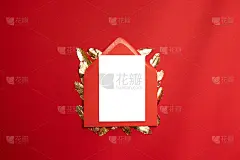 红色信封和空白明信片模板的创意构图，红色背景上的金色树叶。