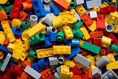 成堆的颗粒积木零件