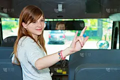 青少年在校车上使用手语