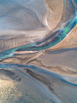 摄影师 Kevin Krautgartner ​拍摄的冰岛河流入海口，好像珠光颜料般丝滑细腻 ​​​​