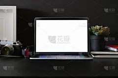 创意艺术家的工作空间，笔记本电脑，复古相机和空白海报