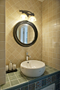 干湿分离的卫浴空间，很喜欢这面圆形的美式风格镜子和好看的陶瓷台上盆。
