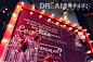 Dreamlizer假如电话亭——书信时代的爱情 By @Dreamlizer假如电话亭 : 新人爱好文学,经常一起读书论道，浑身散发着书卷气息，欣赏三四十年代老上海摩登而又优雅的独特气质。在他们相恋的过程中，有一段时间分隔两地，明信片成了互诉思念之情的纽带，这也成为了留影背景的灵感来源，上面的每一句话对于他们而言都饱含深意。和许多人一样，他们的爱情之路并非一帆风顺，但历练后的爱情才更醇正香甜。新人梦想拥有一间自己的图书馆，这是舞台上老上海风格的门形书架的来由，也有着阻碍的隐义；巨浪寓意冲破阻碍，也可视为