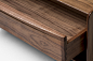 MZGF【港湾床头柜-黑胡桃木】：木纹优美，工艺上乘，抽屉设计更实用。