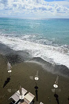 海边的沙滩床和沙滩伞空无一人