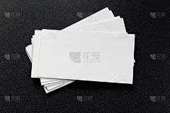 黑色背景下的名片模型。