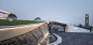重庆千江凌云——看见山时，你在山之外 WAVES RIVER / SPI Landscape Group山水比德 :   山水比德 :   对重庆而言，“山城”是这座城市不朽的特点，整个城市被群山环绕，郁郁葱葱，而在群山间奔腾的“两江”更是这座城市名片。正所谓“近水而起，依山而建”，对于被两江润泽的重庆人而言，真正渗透进城市肌理、刻印在脑海心间的，还是那条极...
