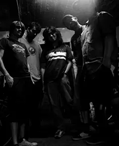 唐人街乐队 ChinaTown成立于2008年5月，是生活在北京的一支中国摇滚新生力量，音乐融合了metal、hip-hop、emo和pop等多种元素，将说唱金属的理念进一步潮流化，得到多位资深摇滚音乐人的肯定，深受年轻人和时尚人士的喜爱。2009年5月参与录制【金刚制作】首张合辑，唱片收录乐队作品《距离》，同年 6月录制并发行飞行者唱片合辑《明日航线》，收录作品 《另一个我》
