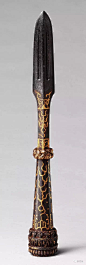 藏族双血槽矛：矛头刃面开槽，矛一般长30－40厘米，矛身和套筒连接部一般做缠扭纹装饰，此装饰特点为藏族独有。套筒底边也多做云纹装饰。现存纽约大都会博物馆博物的一只14世纪双血槽矛就是此类典型（图33）。（纽约大都会博物馆藏品）