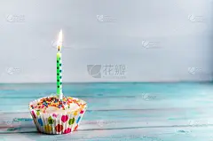 祝贺你。松饼，带蜡烛的纸杯蛋糕。生日