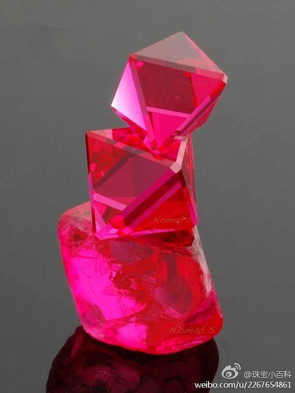 产自缅甸的完美红色尖晶石晶体上面两粒为八面体菱形十二面体和立方体