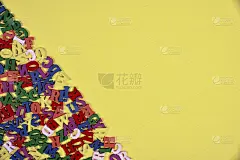 彩色的木制字母