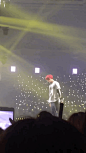 虽然在三巡的演唱会上有了《Artificial Love》的拐杖舞台，其他一切舞蹈都不算事儿之后，成员们开始对《Lucky One》舞蹈动作起了“歪脑筋”。灿烈在《Lucky One》时夸张的“顶胯”动作让人忍俊不禁，结果自己玩儿不过瘾，还要拉上“鹅王”，一下子玩嗨了，连Kai也跟着搞事情，最后小队长也加入行列。 ​​​​...展开全文c