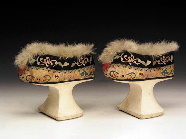 清乾隆黄缎彩绣皮里马蹄底鞋