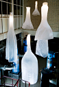 #工业设计#荷兰设计师 Pieke Bergmans继著名的会融化的灯之后，又推出新的灯具作品——ghostly vapor lights蒸气灯设计。