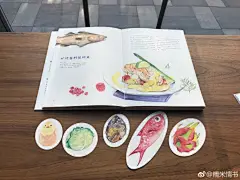 #上海书展# 今日魏瀚@hi小宝君 的新书《片刻好食光》签售会，@DJ罗毅 主持，美食用漂亮的插画来教你78道世界各地的食谱，只需要15分钟的快手菜，更赞的是有些菜谱可以扫二维码看做菜视频，㊗️新书大卖！ 2上海·上海展览中心 ​​​​
