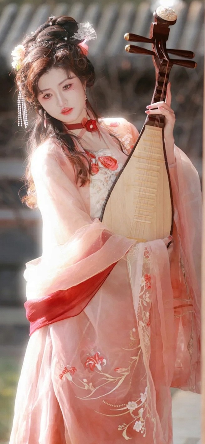 犹抱琵琶半遮面
采集@别致的七
cr：张...