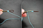 步骤一：先将细绳对折，留出绳子的折弯处，并用彩色细线的一头绕在细绳上固定好，这样手链就有了一个扣子。步骤二：在绳子上并行放一条珠链，彩色细线就在每个珠子的连接处仔细缠绕。步骤三：彩线缠绕到珠链最后，继续在绳子上绕几道，然后将绳子打个结将之前缠绕的部分固定住。