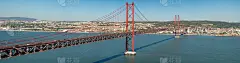 从Cristo Rei的中庭可以看到25 de Abril桥的南北方向，Almada Lisboa