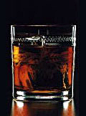 经典鸡尾酒之黑色俄罗斯（BLACK RUSSIAN）
原料：伏特加---40ml 　　咖啡利口酒---20ml
调制方法：将伏特加倒入加有冰块的杯中；倒入利口酒，轻轻搅匀。 　　