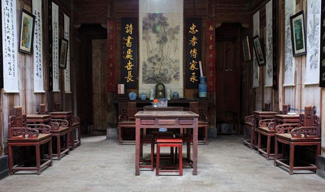 古代大户人家的客厅，中堂必不可少！_厅堂 : 板壁前：放长条案，条案前是一张四仙或八仙方桌，左右两边配扶手椅或太师椅，以右主、左宾或左上右下为 ...