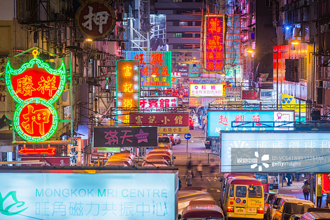 五颜六色的霓虹灯拥挤的城市街道夜生活香港...
