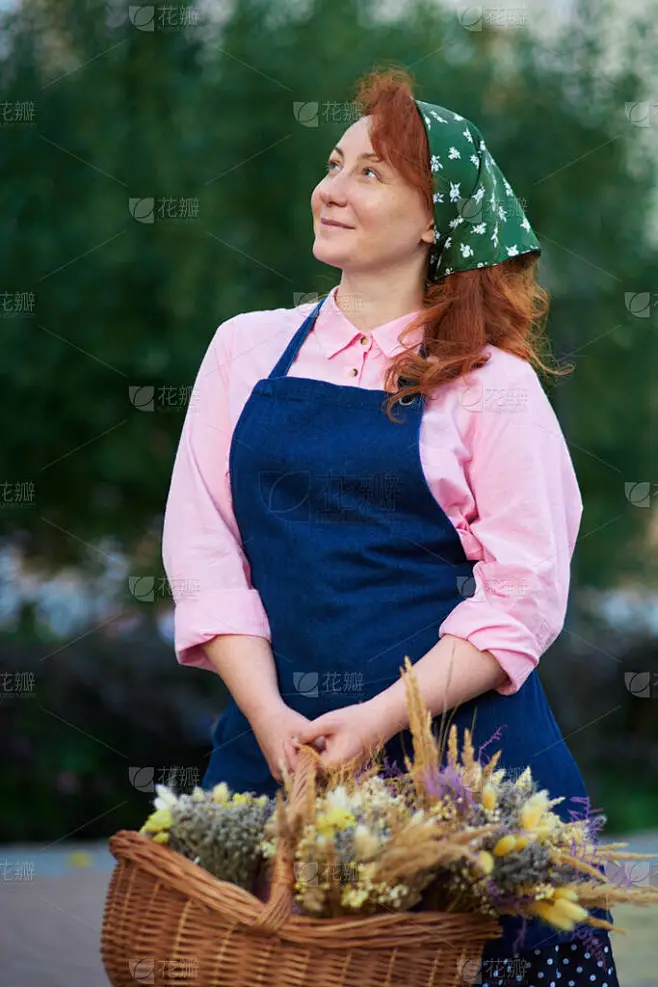 农妇穿着围裙，外面有一筐干花，乡村生活。开薰衣草束的花店女人高质量的照片-花瓣网