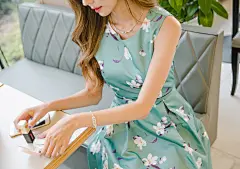 一件代发实拍2018夏季新款女装 韩版潮流收腰印花无袖连衣裙F6702 : 阿里巴巴一件代发实拍2018夏季新款女装 韩版潮流收腰印花无袖连衣裙F6702，连衣裙，这里云集了众多的供应商，采购商，制造商。这是一件代发实拍2018夏季新款女装 韩版潮流收腰印花无袖连衣裙F6702的详细页面。货源类别:现货，主图来源:实拍有模特，风格:韩版，图案:印花，工艺:印花/印染，产地:广州，库存类型:整单，款式:基本款，组合形式:单件，裙长:中长裙，裙型:A字裙，领型:圆领，袖型:常规袖，袖长:无袖，腰型:高腰，衣门