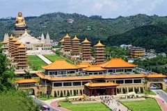 佛陀纪念馆：坐西朝东，占地总面积约100公顷，自安基至竣工，历经9年，外观设计图便绘制了百余张，后经一再修改，成为除了主体建筑正馆外，成“前有八塔，后有大佛，南有灵山，北有祇园”的格局。